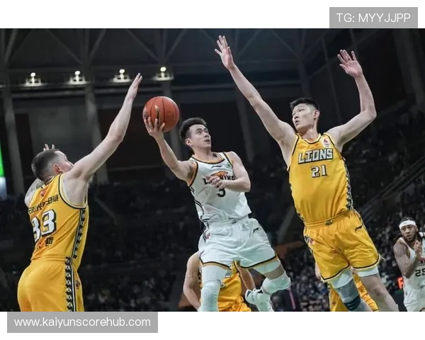 中国篮球队成功晋级世界杯八强 孙铭徽领衔攻防表现引热议