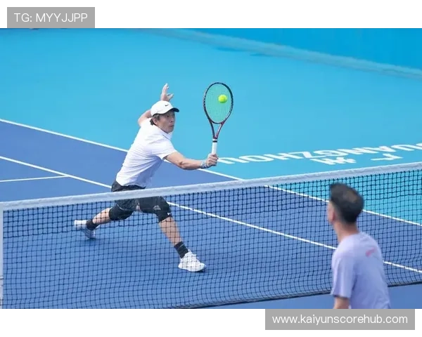 网球巨星激战四强赛 激烈对决引发全球关注